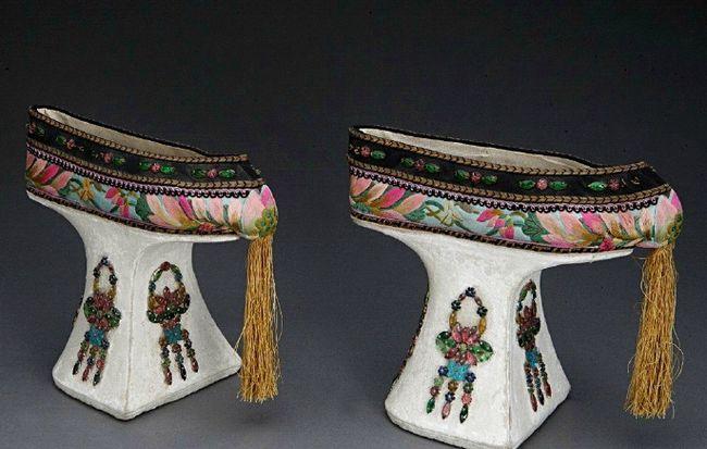 价值10万的古代旗鞋,现代人说它很丑,穿上它行走也难上加难|鞋子|高跟