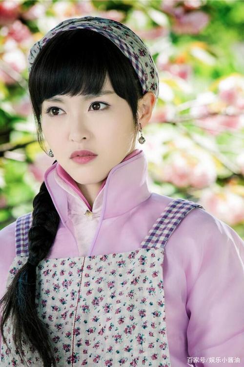 《活色生香》唐嫣美图分享,齐刘海的她笑起来太甜美了!