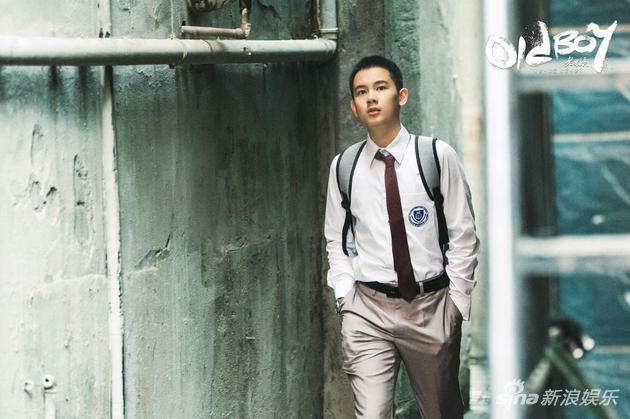 胡先煦老男孩庆生着白衬衫展青春少年感十足