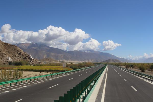 国道349线泽当至贡嘎机场高等级公路通车试运营