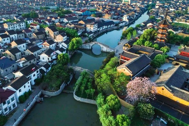 震泽古镇位于江苏省苏州市吴江区西南部,与浙江省毗邻,古称"吴头越尾