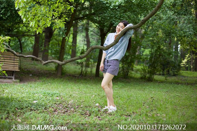 公园草地上的美女写真摄影原片素材