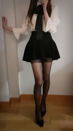 超诱人"女装大佬"!长相清秀的长腿美人