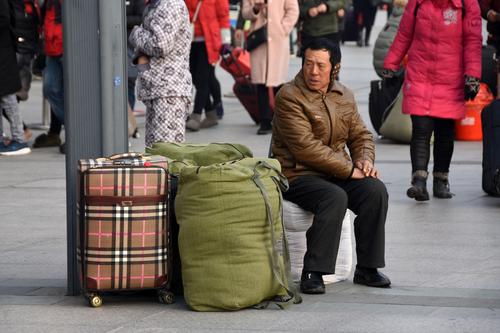 春运伊始,农民工返乡情深行李重