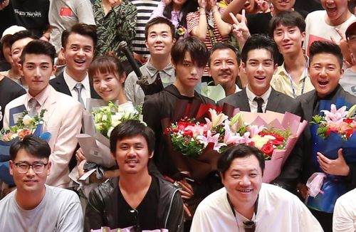 终极笔记杀青照里,小鱼粮背了黑金古刀!还撅着嘴,哈哈