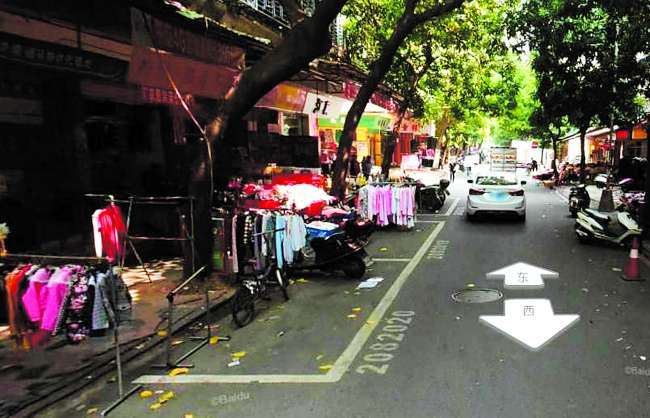 汕头沿街公共停车位被商家占为"私地"