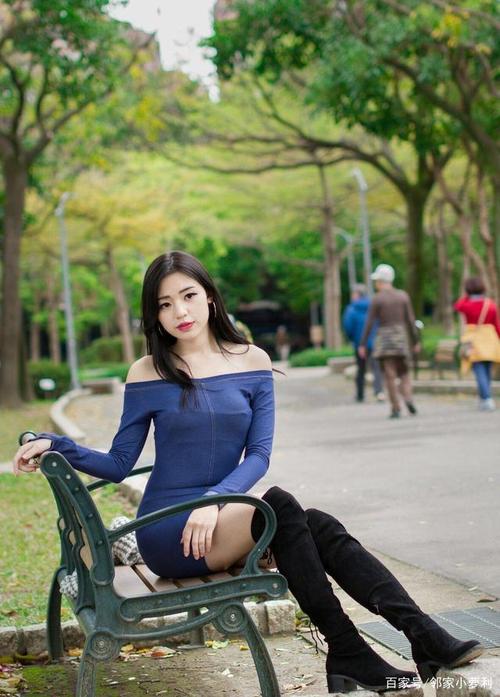 穿着牛仔裙的美女