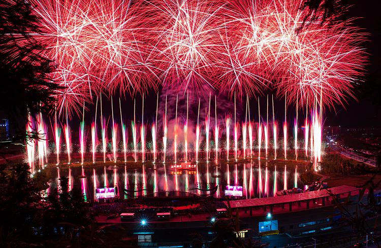 江西萍乡:"上栗之夜"创意焰火艺术汇演举行