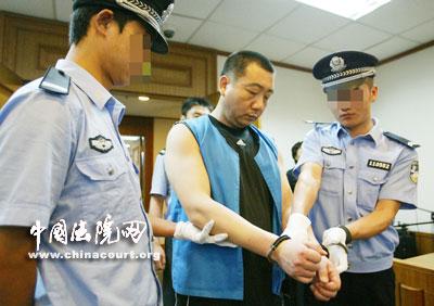 宣判后王大庆被戴上手铐