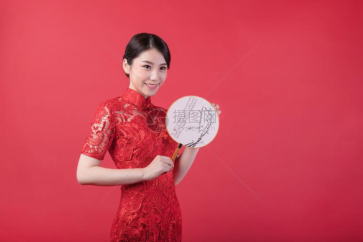 新春手持团扇的东方美女