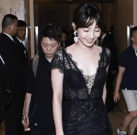 白百何越来越敢穿黑色蕾丝裙直接真空秀身材虽性感却是大妈裙