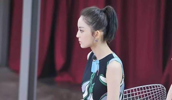 娱乐 明星 > 杨幂被曝有颈部前倾的病症引热议  虽然在视觉上,驼背看