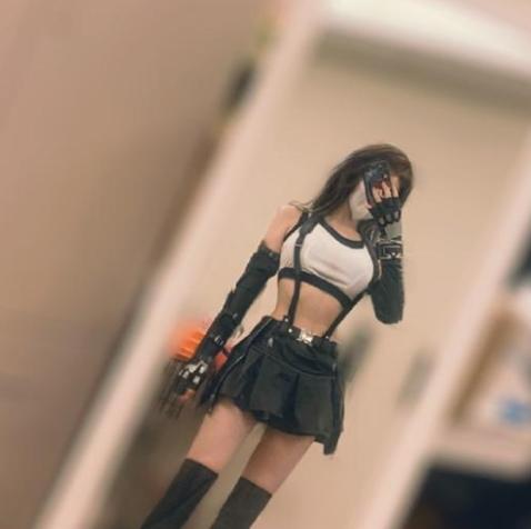 一年半后,魔王重回斗鱼,一组cos照就击败了腐团儿!