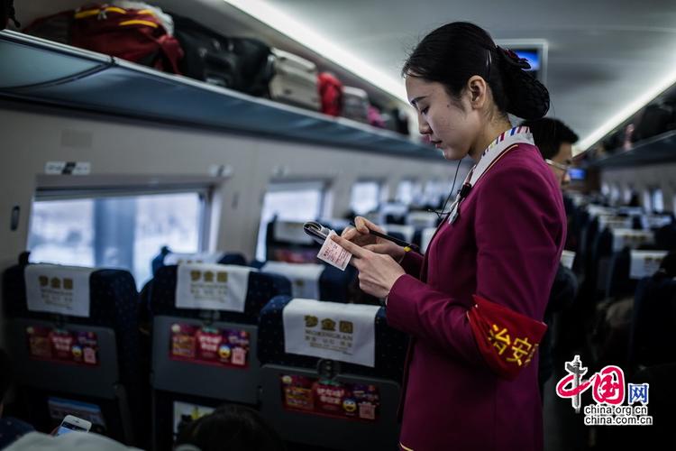 列车开动后乘务员开始查票.中国网记者郑亮摄影