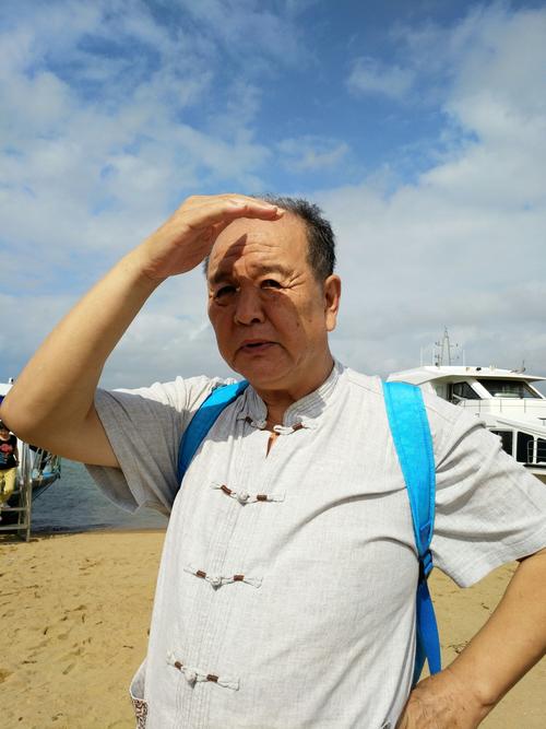 手搭凉棚,极目远望.