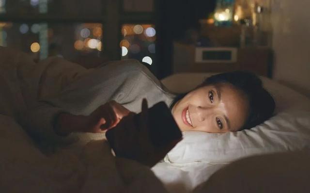 为什么晚上玩手机必须要开灯深夜玩手机到底对眼睛有哪些伤害