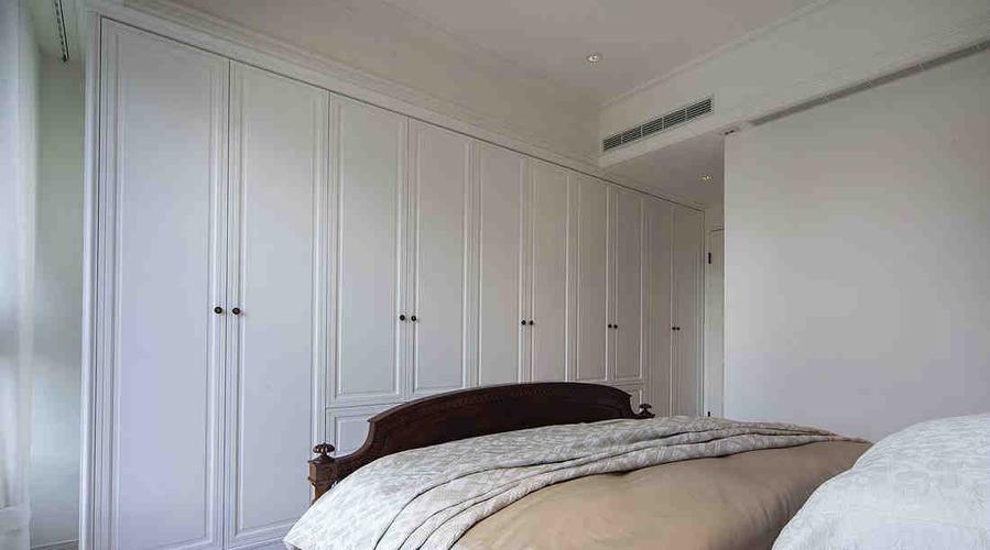 秀居网 房间装修 > 卧室床尾一字型衣柜用什么门好 一字形平开门衣柜