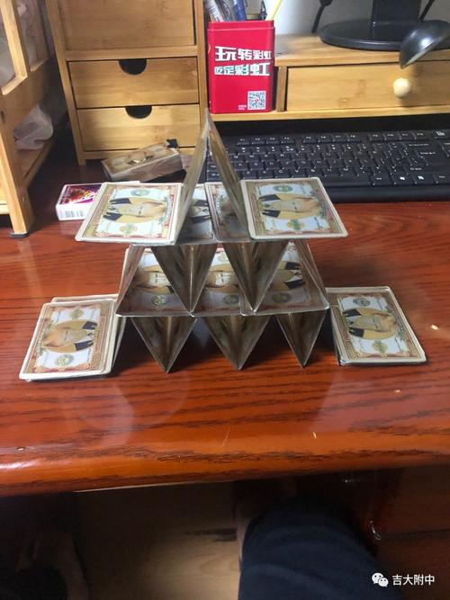 吉大附中绮丽工作坊灵巧双手匠心筑梦玩转扑克牌之一个喷嚏就能倒塌的
