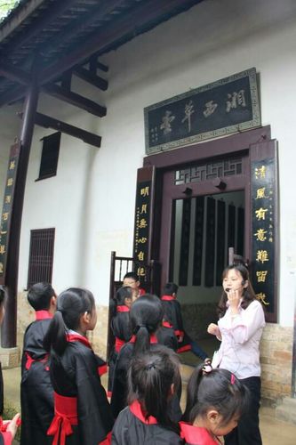 王夫之的故居湘西草堂,坐落于衡阳县曲兰乡湘西村蔡塘湾.