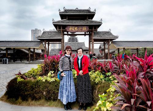 我们游览的第一站是南宁相思小镇,建于2012年,以"浪漫风情"为主题的