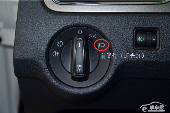 1,"请开启前照灯"——开启近光灯,顺时针旋至第二个指示处.