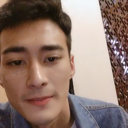 眼睛帅气的我】来啦,有人问我,拍照怎么就一个表情,没有办法,男生一般