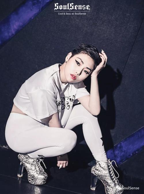 这些韩国地下女rapper耍起狠来一点也不输男生!