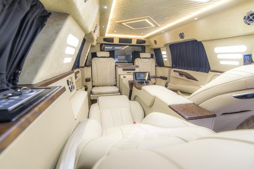 改装团队:车之宝汽车个性化定制改装 加长版凯迪拉克空间比较大,经过