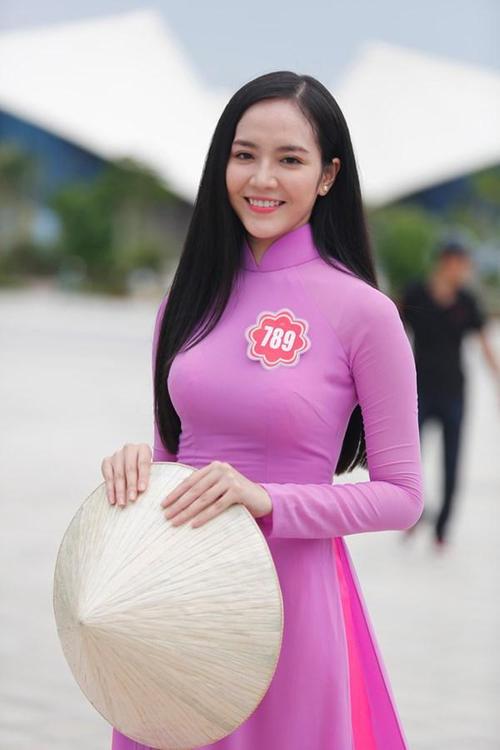 当你在越南旅行时, 你可以在餐厅吃饭时遇到一些漂亮的女人!