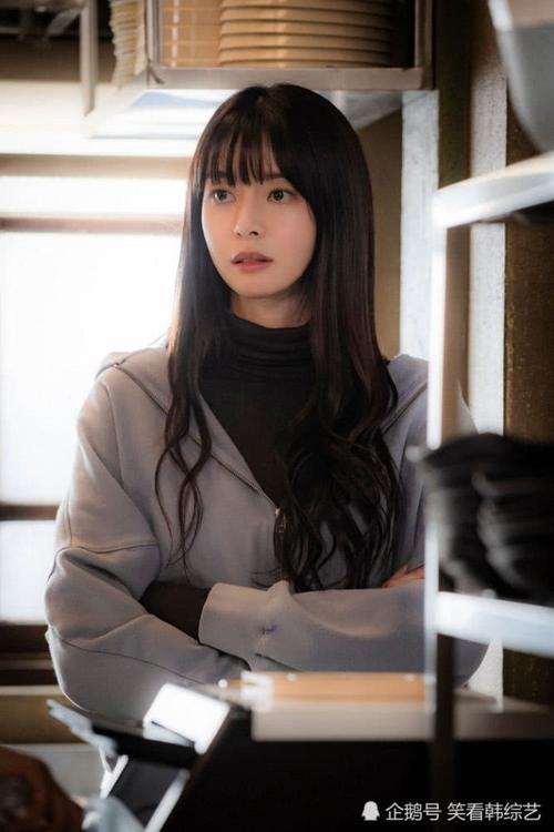 《梨泰院》权娜拉披着高领帽的美貌被捕捉,修长的腿让无数女性羡慕不