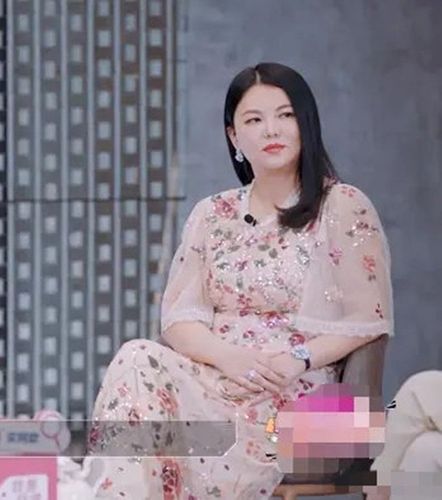 原创李湘录节目身材惹争议,像有200斤的样子,肚腩突出肥的出油!