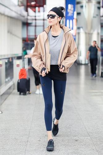 王紫璇街拍:lv抽绳收腰夹克紧身裤nike运动鞋 肩线