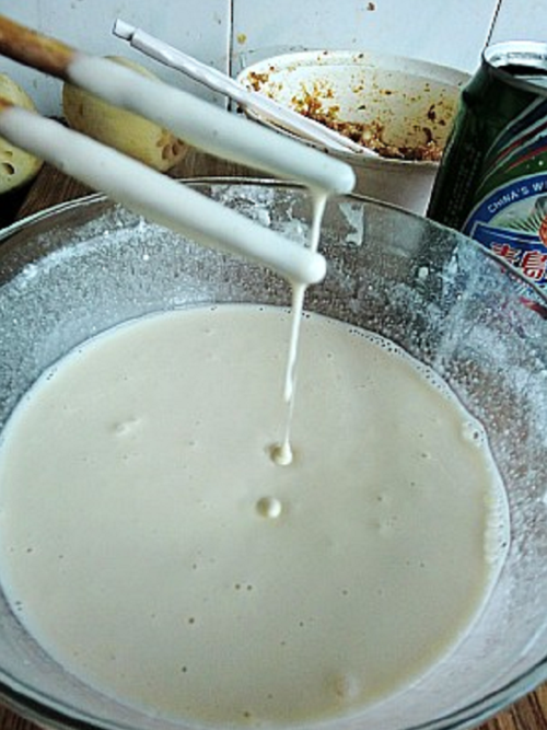 3.这种调制的脆浆糊炸好的耦合,色泽金黄,口感鲜美酥脆.