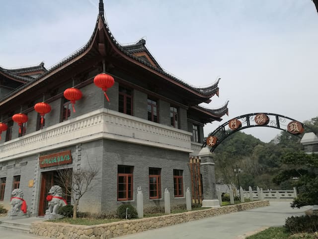 东门码头,乘船出行,观赏富春江两岸的自然风光,看非遗,了解桐庐的民俗