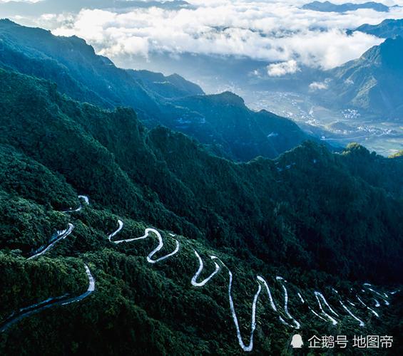 恩施州风景出了名的美,这里位于巫山山脉和武陵山脉,大娄山脉相聚之处