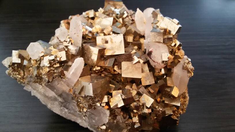 黄铁矿的功效与作用美得像黄金让你哭笑不得