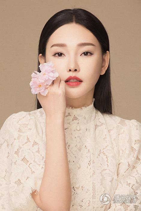 高清:童菲花颜写真撩力十足 白裙清新显女神范