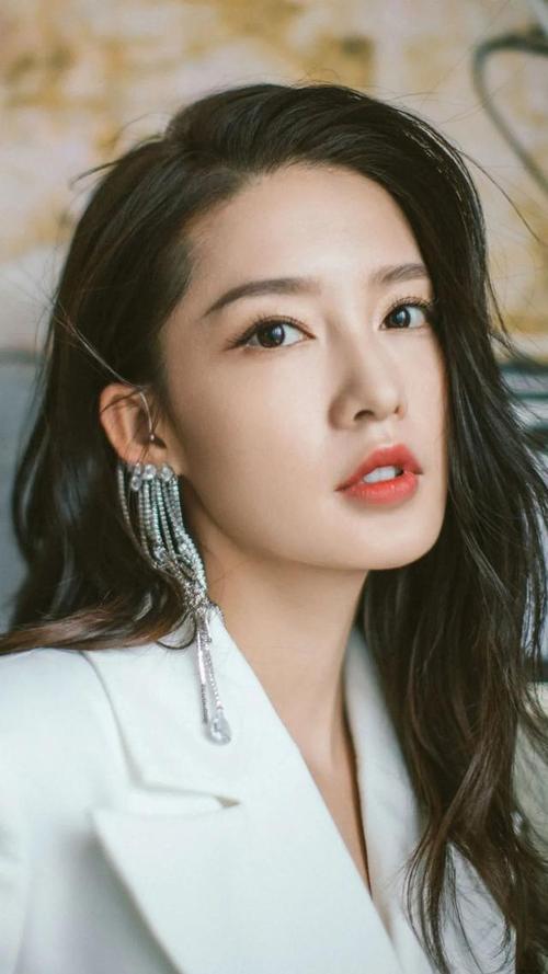 李沁精美壁纸:五官精致眼眸清秀,是个十足的美人胚子