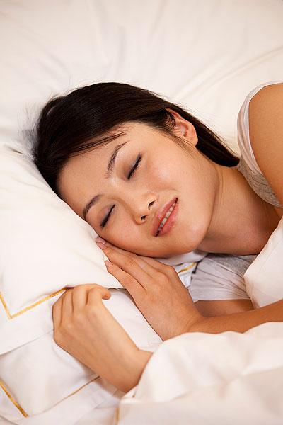 年轻女人睡觉