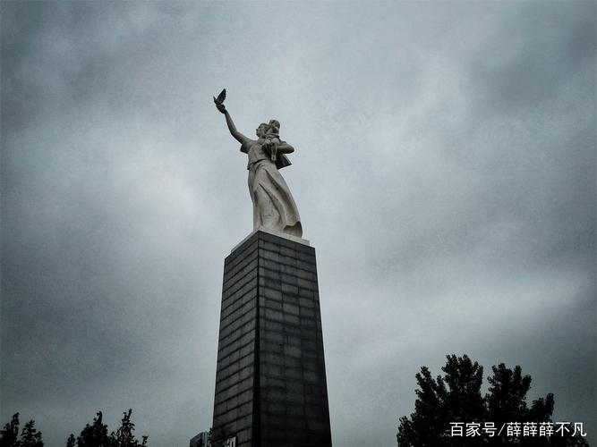 和平广场上和平女神手托白鸽.