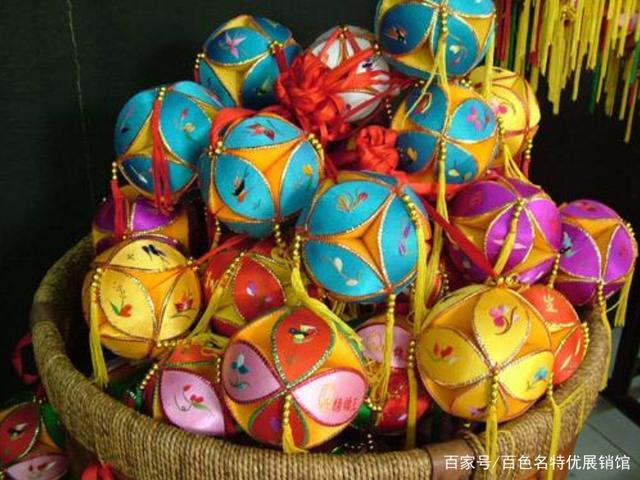 广西绣球又称为"堆绣绣球",由老艺人采用"堆绣"这一古老而复杂的刺绣