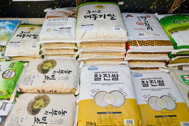 巴西玉米大减产韩国抛售8万吨储备大米全球23地粮食短缺加剧