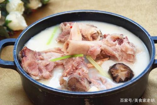 炖骨头汤时,直接焯水就错了!做好关键的3步,汤汁又白又香又浓