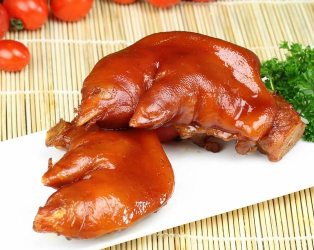 因而卤制出来的食品是红色的