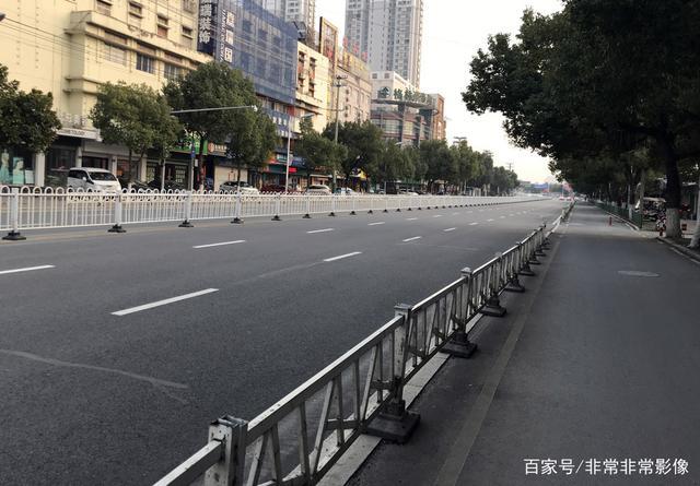 疫情下的城市,街头空空荡荡时光静止,超市货源充足市民刷脸付款