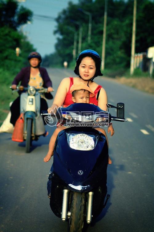 街道上骑摩托车的女人图片