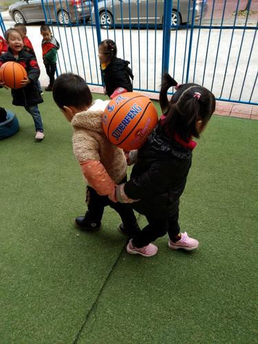 背靠背,手牵手,共同运球;舞彩带,动起来,舞出我的特色