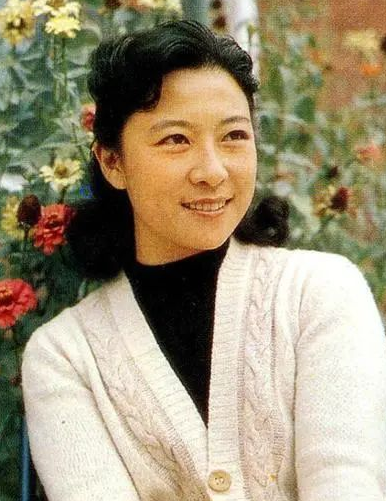 王骁父亲为娶王馥荔,不惧放弃大好前程,今携手走过40年恩爱如初