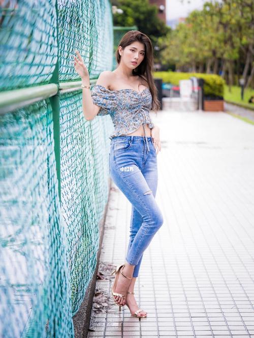 为什么有女生会羡慕平板身材_平板电脑_穿搭_性感_上衣_摄影_性感穿搭