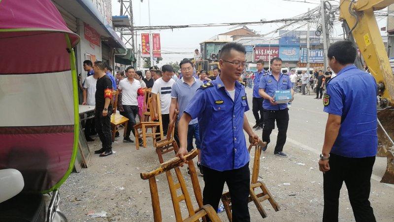 城管局拆除私搭乱建 集中整治乡镇容貌_贾宋镇